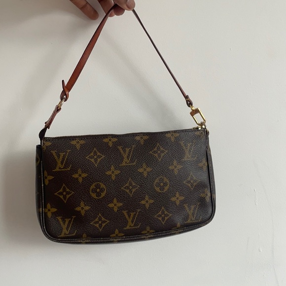 Selling a vintage mini Louis Vuitton handbag. - Picture 1 of 2
